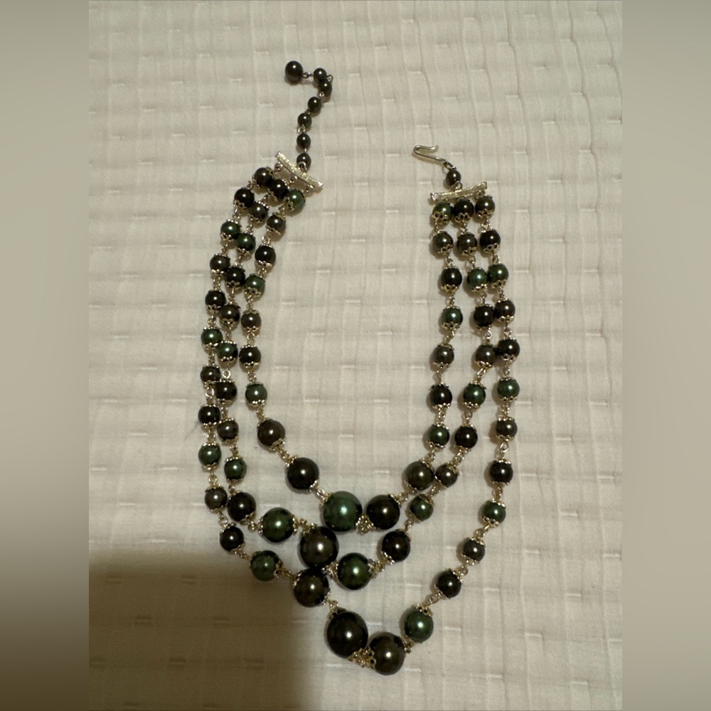 Vtg 3 Tier Green & Gray Graduated Faux Pearl Necklace Gold Toned Accents